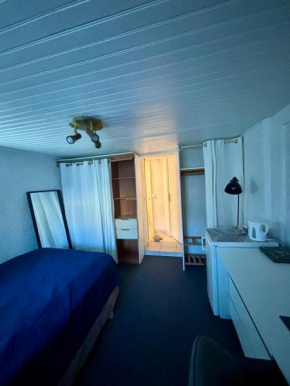 Fully equipped independent room! Chambre indépendante équipée !